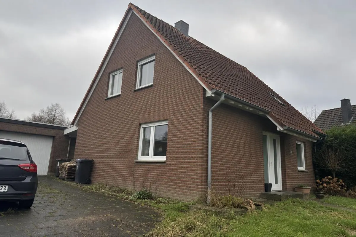 Typisches Handyfoto des Hauses bei trübem Licht